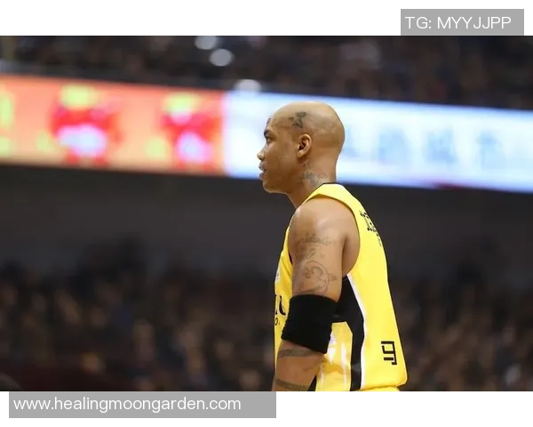 足球明星亲民互动展现魅力球迷手势引发热潮